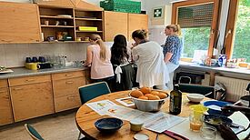 Gemeinsam mit den Ernährungsberaterinnen von konZEBTcare bereiteten die Mädchen Smoothie-Bowls zu. (Bild: QM Titiseestraße)