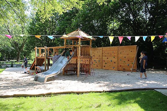 Auf dem frisch angepflanzten Rasen hinter dem Kieztreff stehen jetzt Hochbeete, es gibt einen neuen Spielplatz für kleinere Kinder und ein Gartenhaus für Gerätschaften und Spielsachen. (Bild: QM Thermometersiedlung)