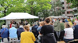 Zum abwechslungsreichen Bühnenprogramm zählte unter anderem der Auftritt des Celloorchesters der Musikschule Fanny Hensel. (Bild: Mathias Hühn)