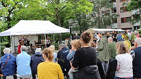 Zum abwechslungsreichen Bühnenprogramm zählte unter anderem der Auftritt des Celloorchesters der Musikschule Fanny Hensel. (Bild: Mathias Hühn)