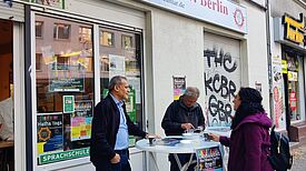 Vor dem Nachbarschaftstreff in der Donaustraße kamen die Menschen miteinander ins Gespräch. (Bild: Birgit Leiß)