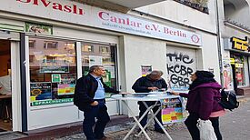 Vor dem Nachbarschaftstreff in der Donaustraße kamen die Menschen miteinander ins Gespräch. (Bild: Birgit Leiß)