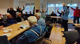 Am Tag der offenen Tür des Nachbarschaftstreffs bekommen die Teilnehmenden einen Vorgeschmack auf die Qigong- und Hatha-Yoga-Kurse. (Bild: QM Donaustraße-Nord / Birgit Leiß)