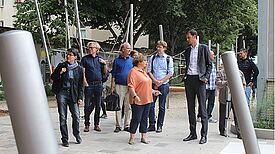 Besichtigung der Spielgeräte auf dem Schulhof mit Dr. Sandra Obermeyer, Michael Dahms, Ulli Lautenschläger, Beatrice Westphal, Jochen Biedermann und Martin Hikel. (v.l.n.r.)  Bild: QM Ganghofer Straße  