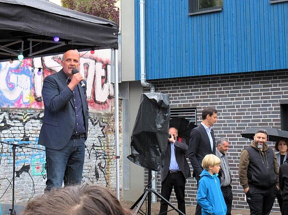 Staatssekretär Stephan Machulik richtete bei der Eröffnung des Kinder- und Jugendclub Blueberrys Worte an die Anwesenden. (Bild: Jens Sethmann)