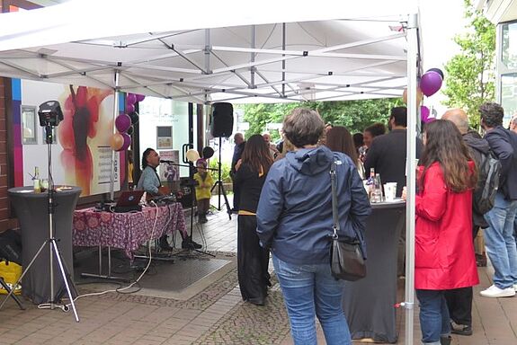 Neben Musik und Tanz nutzen die Teilnehmenden die Gelegenheit zum Austausch und Kennenlernen. Bild: Julia Schonlau