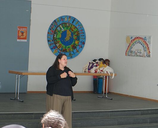 Bei der Ehrung der Schülerinnen und Schüler betonte Bezirksstadträtin Sarah Nagel, dass Zusammenhalt und Vielfalt nur funktionieren, wenn die individuellen Lebenshintergründen aller wahrgenommen werden. (Bild: H. Heiland)