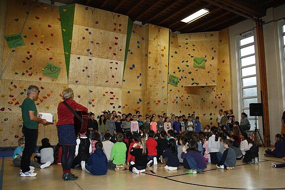 Zur Einweihung der Kletterwand gab es eine kleine Aufführung. Foto: Aline Löw/GB