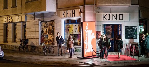 „Berlinale Goes Kiez“ findet jedes Jahr in anderen Nachbarschaftskinos statt - im Jahr 2019 war das Ladenkino „b-ware!“ eines der sieben ausgewählten Kiezkinos. Bild: Peter Kreibich