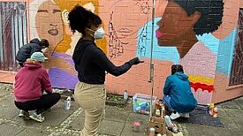 Während der Herbstferien 2020 konnten Jugendliche in Workshops graue Häuserwände verschönern.  Bild: QM Falkenhagener Feld West