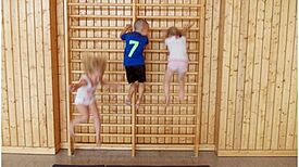 Sichere Landung auf neuen Turnmatten: Kinder aus der Kita „Sonnenschein“. Foto: Christel Meuschke