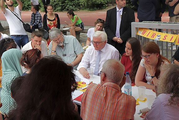 Bundespräsident Steinmeier am Debattentisch „Gemeinschaft“. Bild: Andrei Schnell