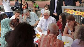 Bundespräsident Steinmeier am Debattentisch „Gemeinschaft“. Bild: Andrei Schnell
