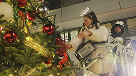 Ein „weißer Engel“ schmückt den Baum. Foto: M.Hühn, QM Mehringplatz