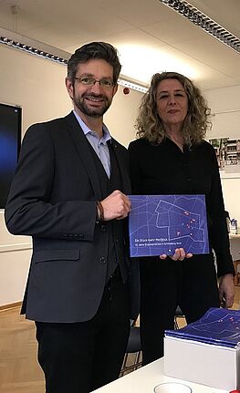 Regionalleiterin Dagmar Jotzo und Jugendstadtrat Oliver Schworck präsentieren die neue Broschüre zum Bildungsnetzwerk. Foto: Reinhilde Godulla
