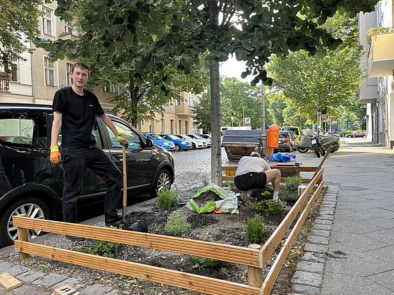 Freiwillige legen ein neues Baumbeet in der Prinz-Eugen-Straße an, um das Stadtklima zu verbessern. (Bild: AG.Urban)