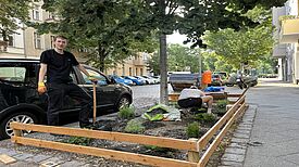 Freiwillige legen ein neues Baumbeet in der Prinz-Eugen-Straße an, um das Stadtklima zu verbessern. (Bild: AG.Urban)