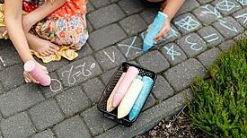 Nach Ostern geht es los: Die Friedrichstraße wird wieder für begrenzte Zeit zur Spielstraße. (Bild: Pexels)