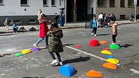 Kinder aus der Wedding-Schule im QM-Gebiet Pankstraße genießen den neuen Spielbereich im Freien. (Bild: Pankstraße)