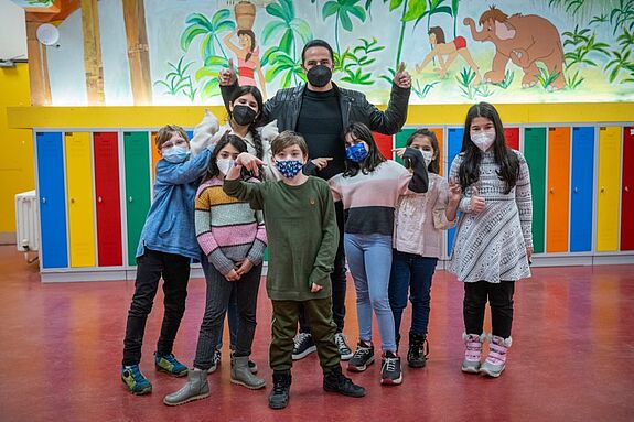 Als Pate der Sendung begleitet Bülent Ceylan die Kinder vom Campus Efeuweg auf ihrem Weg zum großen Abschlusskonzert. (Bild: ZDF/© ZDF/Oliver Ziebe)