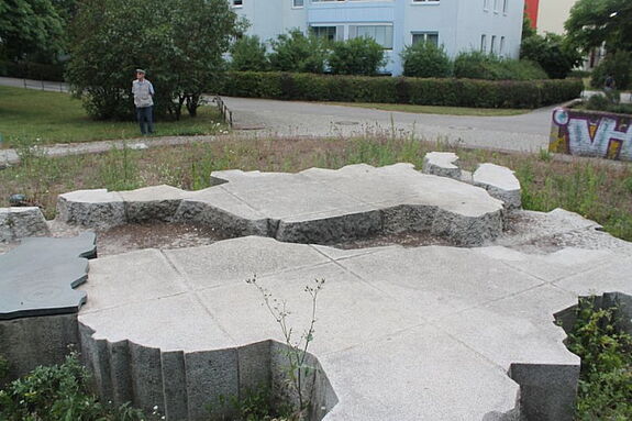 Der Springbrunnen im Quartier Boulevard Kastanienallee ist nicht mehr in Betrieb und soll einem „Fledermausbeet“ weichen. Bild: Kiezredakteur.