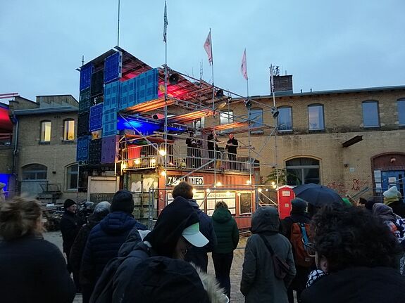 Extra für das Richtfest wurde das ZK/U aufwändig beleuchtet. (Bild: S.T.E.R.N. GmbH, Matthias Einhoff)