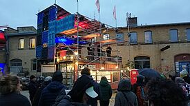 Extra für das Richtfest wurde das ZK/U aufwändig beleuchtet. (Bild: S.T.E.R.N. GmbH, Matthias Einhoff)