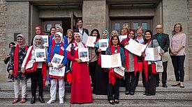 Die 17 neuen Stadtteilmütter für Neukölln mit Stadtentwicklungssenatorin Katrin Lompscher (vierte von rechts) undBezirksbürgermeister Martin Hikel (hinten). Foto: SenSW