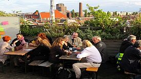 Quartiersräte der QM-Gebiete Flughafenstraße und Donaustraße-Nord diskutieren über die Zukunft ihrer Kieze. (Bild: Jens Sethmann)
