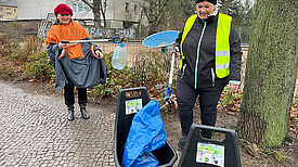 Jana Weinholtz (rechts) und Karin Engert strotzen dem Wetter und sammeln im Kiez den Müll von den Straßen. (Bild: QM Germaniastraße)