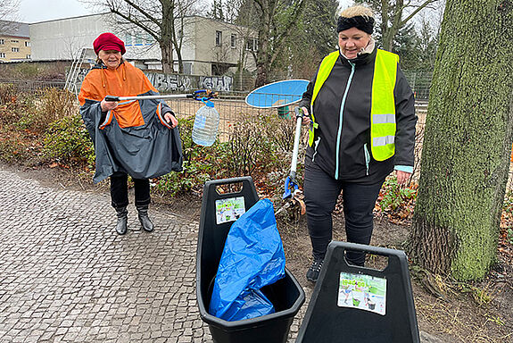 Jana Weinholtz (rechts) und Karin Engert strotzen dem Wetter und sammeln im Kiez den Müll von den Straßen. (Bild: QM Germaniastraße)