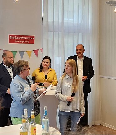 Das Team des Nachbarschaftszentrum stellte bei der Eröffnung die inhaltliche Arbeit vor. (Bild: Katja Adelhof)