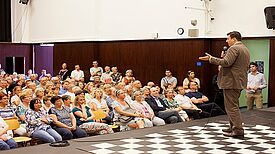 Die Eröffnungsrede hielten der Senator für Stadtentwicklung und Umwelt Andreas Geisel und Bezirksbürgermeister Frank Balzer.  Bild: QM Auguste-Viktoria-Allee