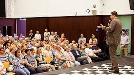 Die Eröffnungsrede hielten der Senator für Stadtentwicklung und Umwelt Andreas Geisel und Bezirksbürgermeister Frank Balzer.  Bild: QM Auguste-Viktoria-Allee