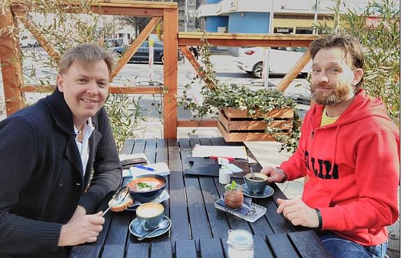 Quartiersrat Marcel Exner (rechts) und Kiezredakteur Julian Krischan trafen sich zum Interview. Foto: QM Wassertorplatz