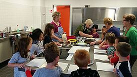 Gemeinsame Kochstunde: Teig und Füllung wurden in Form gebracht Fotos: Sabine Schwarz