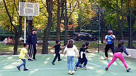 Kinder spielen mit Berliner Braves Basketball. Foto: QM Wassertorplatz