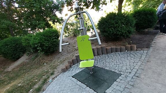 Der Kiezkreisel lockt Jung und Alt mit fest installierten Sport- und Fitnessgeräten. (Bild: Joachim Schmidt)