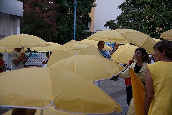 Die Teilnehmenden und ihre gelben Schirme. (Foto: Rosa Vill) 