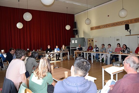 Zahlreich fand sich der Quartiersrat zu seiner neunten Sitzung in der Zürich-Schule zusammen. (Bild: MTS Social Design)
