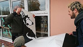 Ein Kiez wird bunter. Wie einfach das gehen kann, hat eine junge Künstlergruppe 2021 gezeigt. Mit Hilfe des dortigen QMs entstanden an den Fenstern der Ehm-Welk-Bibliothek kleine und große Kunstwerke aus Klebebändern. (Bild: Anka Stahl)