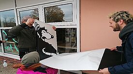 Ein Kiez wird bunter. Wie einfach das gehen kann, hat eine junge Künstlergruppe 2021 gezeigt. Mit Hilfe des dortigen QMs entstanden an den Fenstern der Ehm-Welk-Bibliothek kleine und große Kunstwerke aus Klebebändern. (Bild: Anka Stahl)