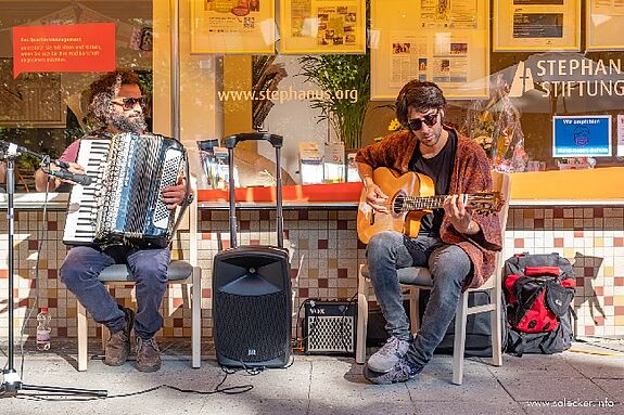 Den musikalischen Ausklang gestaltete das Orphe Duo – zwei talentierte Musiker aus Syrien. (Bild: Ralf Salecker)
