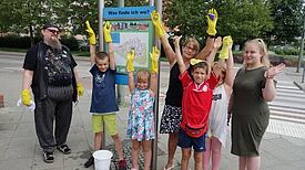 Kinder und Jugendliche aus dem Kiez unterstützen bei der Reinigung der Infosäulen. Bild: QM Marzahn-NordWest