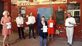 (v.l.n.r.) Kooperationspartnerinnen und -partner Susanne Walz, Enno Kuck, Dirk Feistel, Katrin Lompscher, Sandra Wehrmann und Ephraim Gothe bei der Unterzeichnung des Kooperationsvertrags am 17. Juni 2020. Bild: Degewo