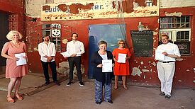 (v.l.n.r.) Kooperationspartnerinnen und -partner Susanne Walz, Enno Kuck, Dirk Feistel, Katrin Lompscher, Sandra Wehrmann und Ephraim Gothe bei der Unterzeichnung des Kooperationsvertrags am 17. Juni 2020. Bild: Degewo