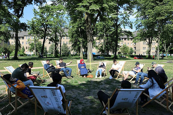 Sitzrunde auf Liegestühlen. Foto: Johannes Hayner, Bilge Akademie