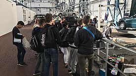 Die Schulen sehen den vielfältigen und intensiven Kontakt mit den Betrieben als große Bereicherung für die Berufsorientierung. Hier: Zu Besuch in der Kfz-Werkstatt. (Bild: Katja Gartz)