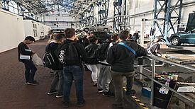 Die Schulen sehen den vielfältigen und intensiven Kontakt mit den Betrieben als große Bereicherung für die Berufsorientierung. Hier: Zu Besuch in der Kfz-Werkstatt. (Bild: Katja Gartz)