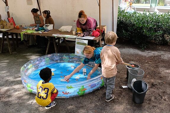 Kinder genossen das interaktive Spiel des Projekts „Voll WERTvoll“, bei dem sie den Teich vom Müll befreiten und so künstliche Goldfische retteten. (Bild: QM Wassertorplatz)